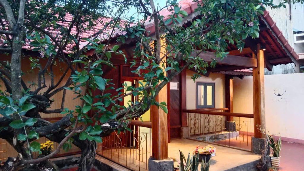Mặt ngoài nhà gỗ 3 gian hẻm Nguyễn Lương Bằng BMT