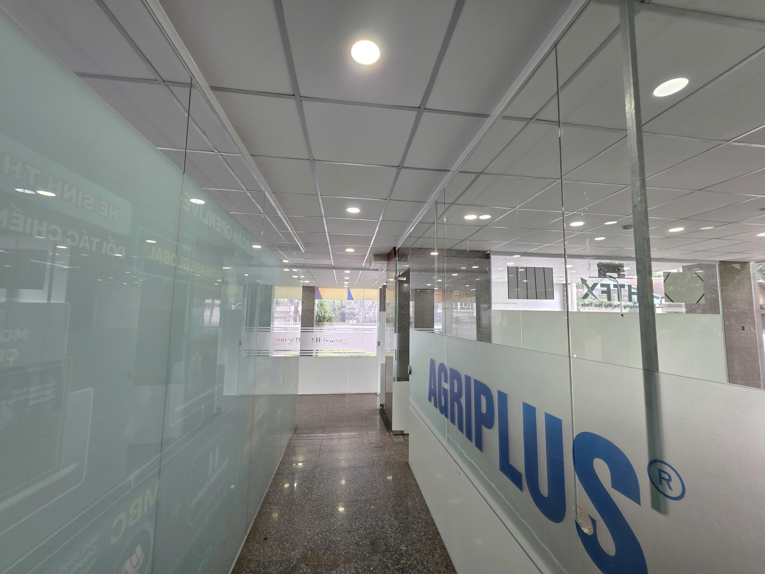 Nội thất vách kính co-working space tầng trêtj HAGL block A