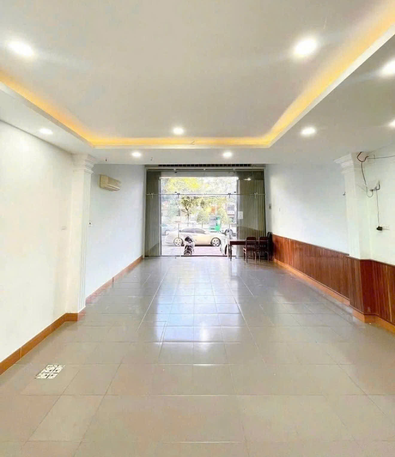 Sảnh kinh doanh tầng trệt nhà mặt tiền Ngô Quyền