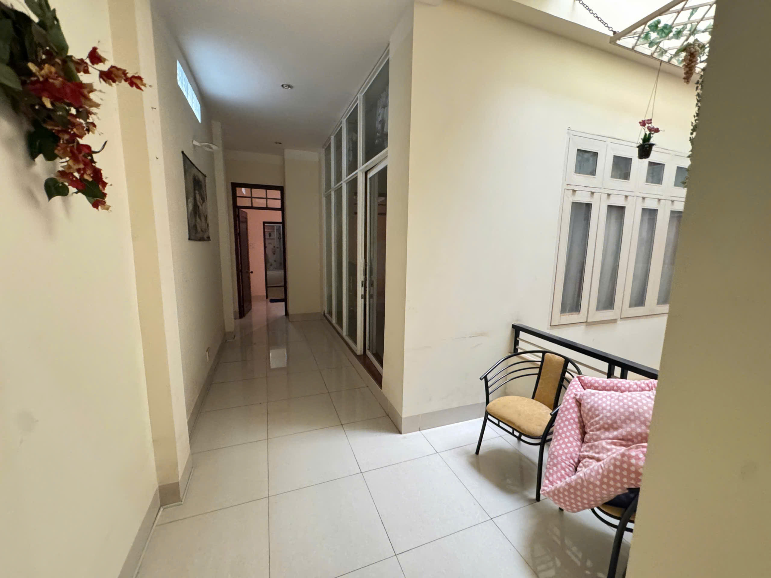 Gara ô tô 2 xe nhà mặt tiền Ngô Quyền