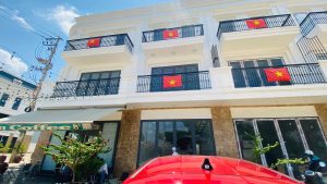 Bán nhà mặt tiền KĐT Ân Phú LK6-83 - cầu thang kính nhìn từ trên