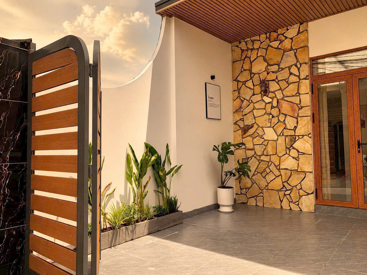 Sân đậu ô tô và cổng nhà bán hẻm Tuệ Tĩnh Buôn Ma Thuột