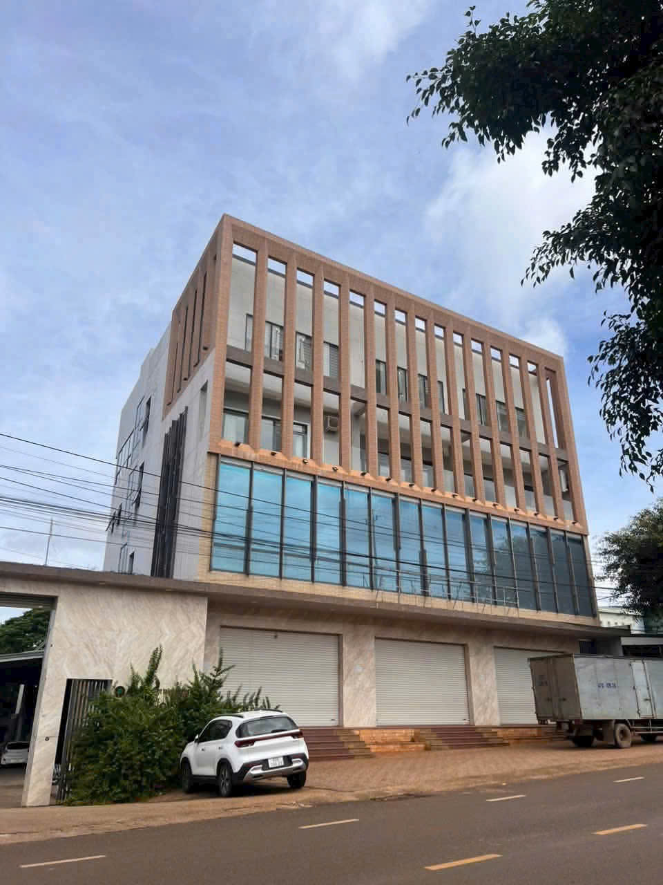 Cho thuê tòa nhà mặt tiền đường Phạm Ngũ Lão Buôn Ma Thuột 1 hầm 1 trệt 3 lầu