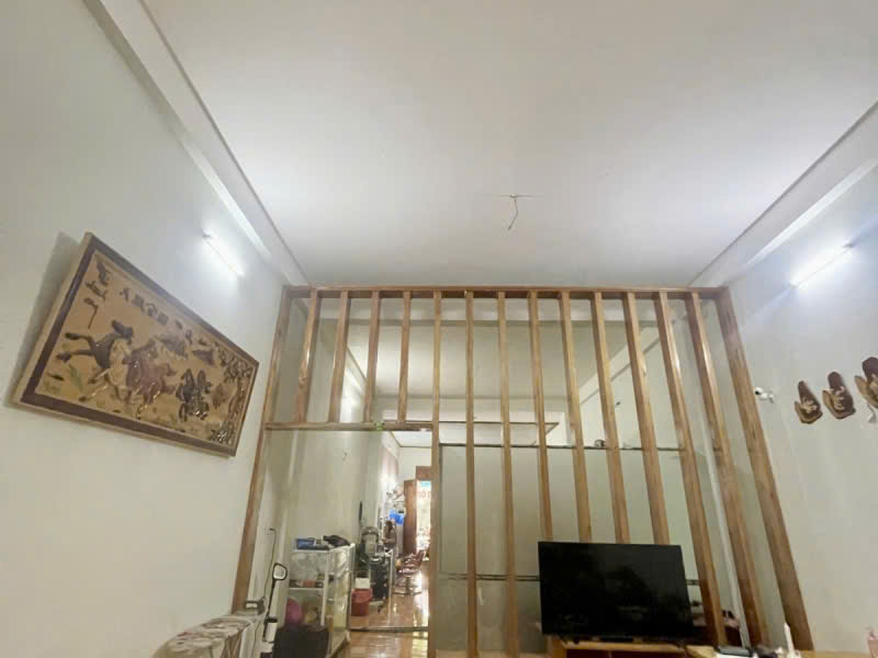 Chi tiết cầu thang gỗ tự nhiên nhà 3 lầu khu Metro