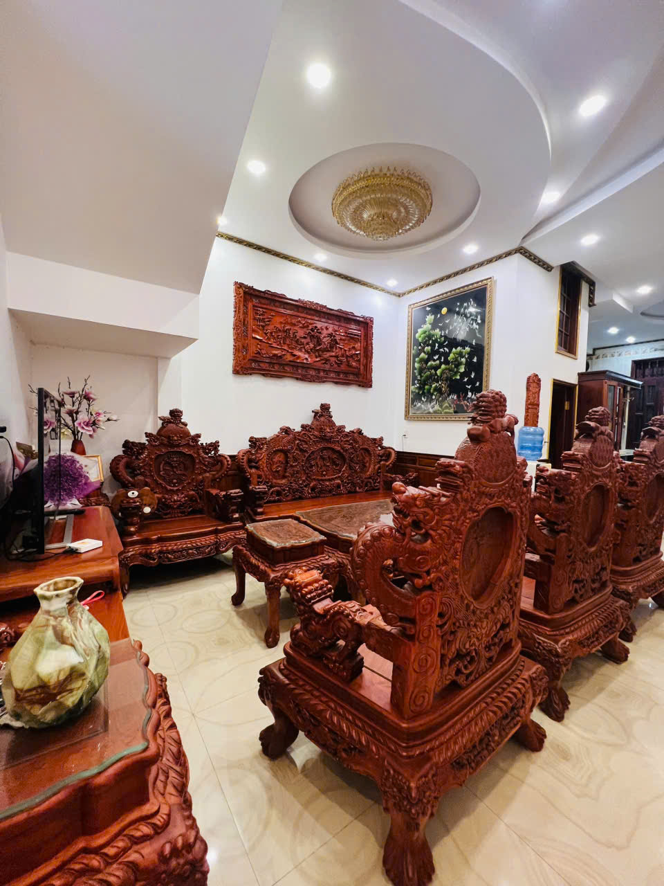 Phòng khách nhà mặt tiền Ngô Quyền Tân An full nội thất