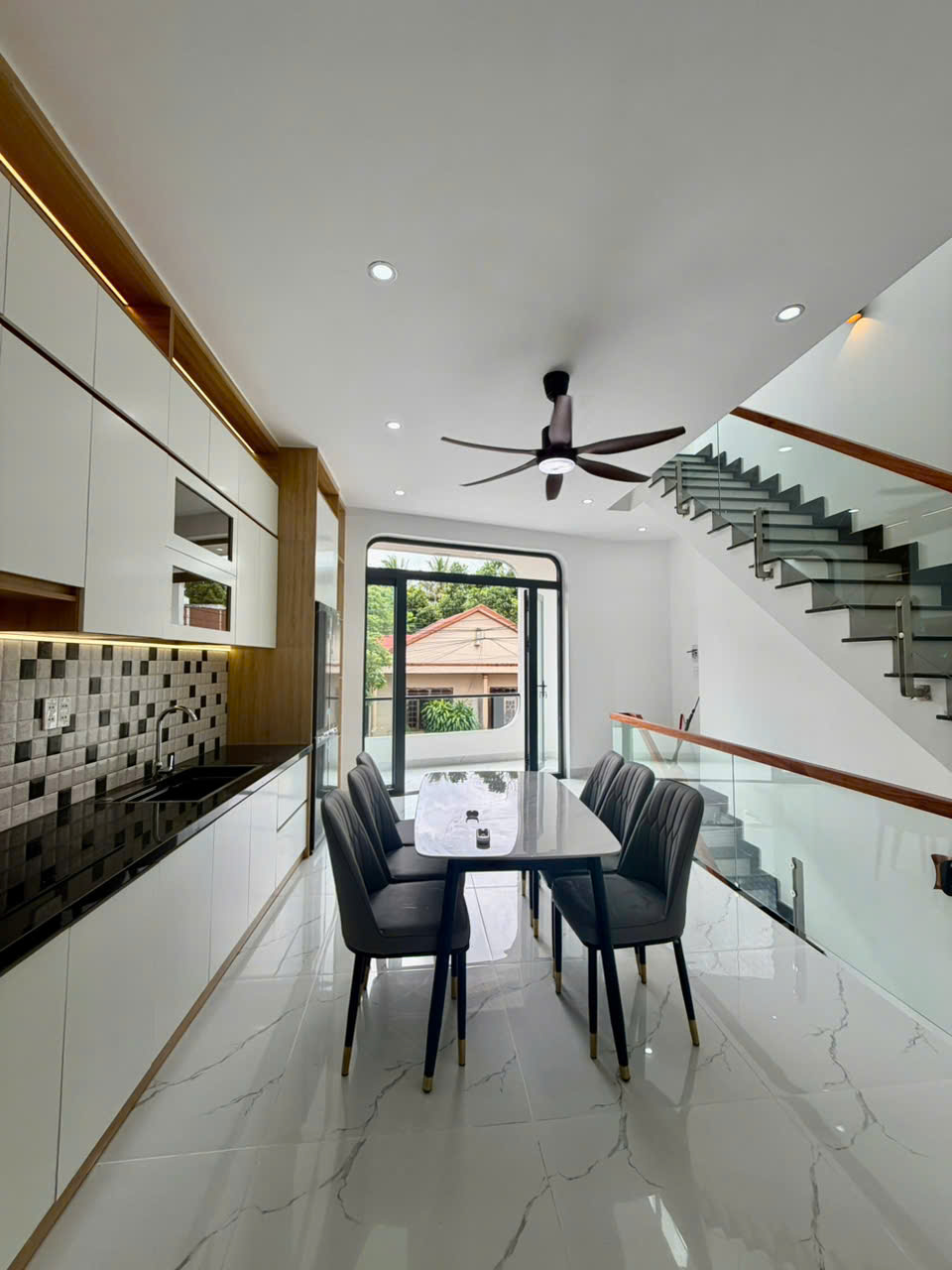 không gian bếp full nội thất tại Lương Thế Vinh BMT