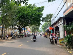 Khu vực chợ gần lô đất mặt tiền Dương Khuê