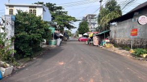 Đường nhựa ô tô tránh nhau trước lô đất Dương Khuê