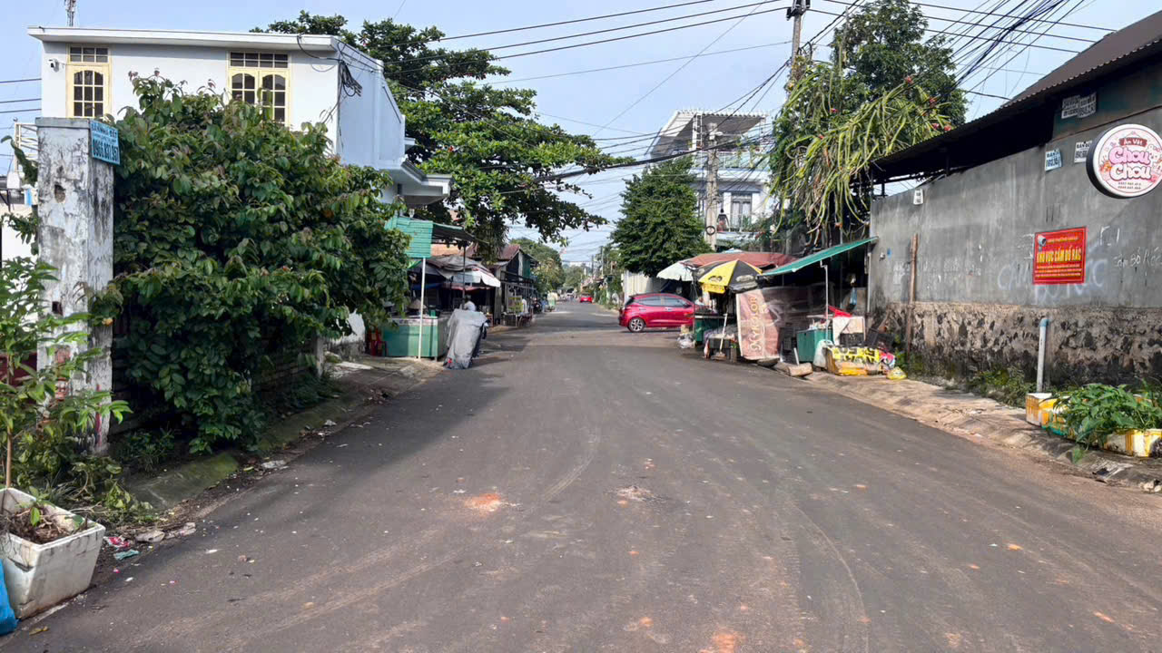 Đường nhựa ô tô tránh nhau trước lô đất Dương Khuê