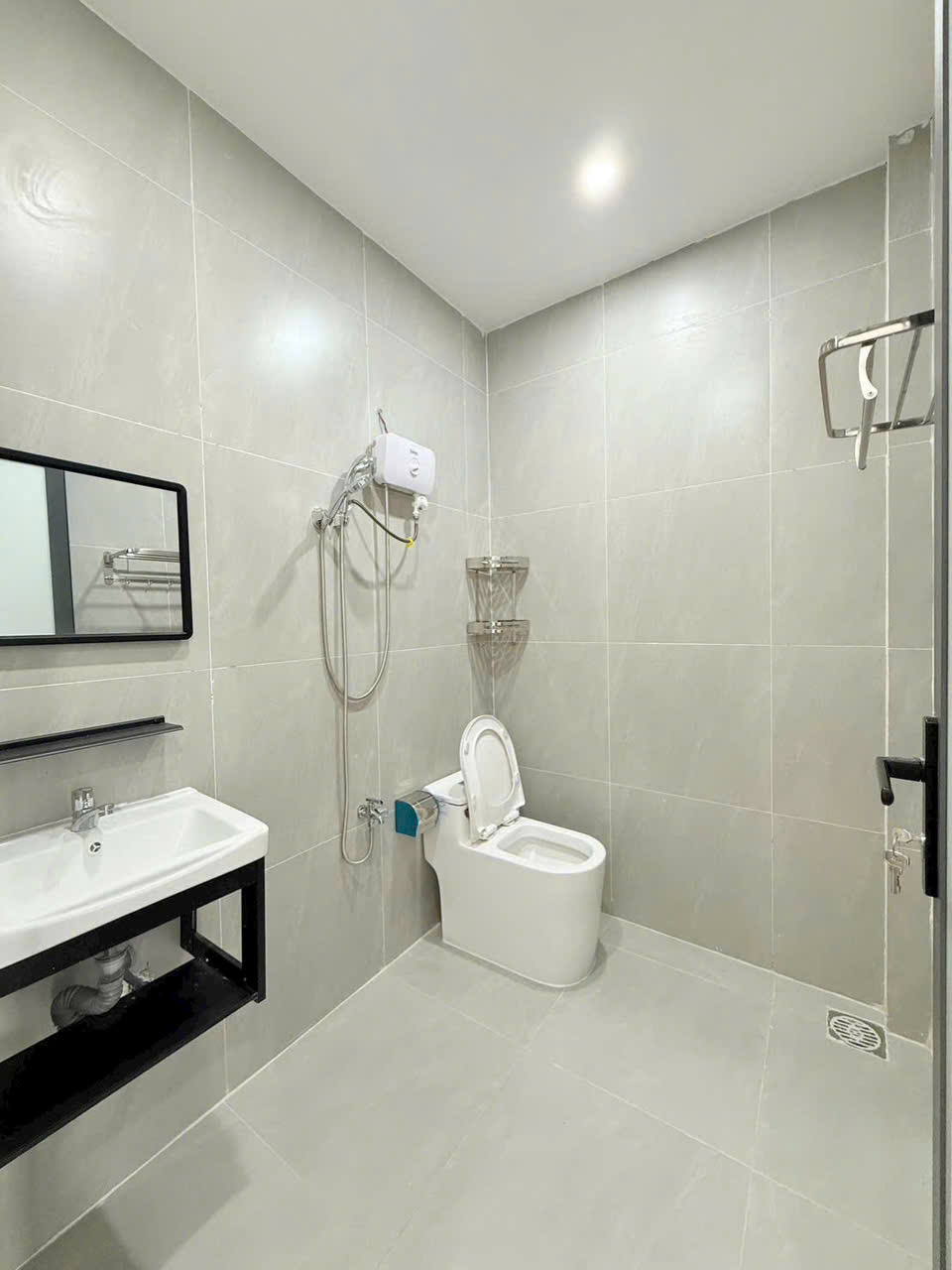 nhà vệ sinh nhà Nguyễn Lương Bằng